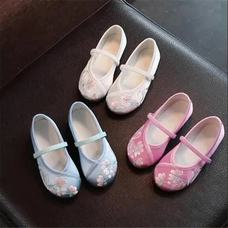 2024 New Retro Silk  Girls' Cloth Shoes Manual Flower Embroidered Chinese Style Girls Casual Shoes National Wind Dance Shoes